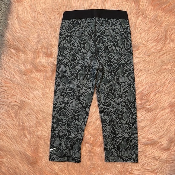 Nike Pro Gray & Black Snakeskin Cropped Leggings Size Small - Picture 3 of 7